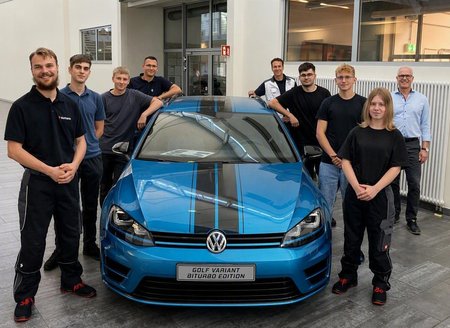 Matthias Roth (r.) begrüßt gemeinsam mit den Ausbildern Alexander Keller (4.v.l.) und Thomas Spitzner (5.v.l.) die frischgebackenen „StiP“-Studenten, Jahrgang 2026, im Volkswagen Bildungsinstitut Matthias Roth (r.) begrüßt gemeinsam mit den Ausbildern Alexander Keller (4.v.l.) und Thomas Spitzner (5.v.l.) die frischgebackenen „StiP“-Studenten, Jahrgang 2026, im Volkswagen Bildungsinstitut